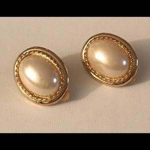 Vintage Pearl Gold Halo Clip On Earrings